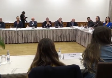 Salianji takim me intelektualët në Tiranë: Shqipëria ka deformim në sistemin politik, fajtore klasa politike