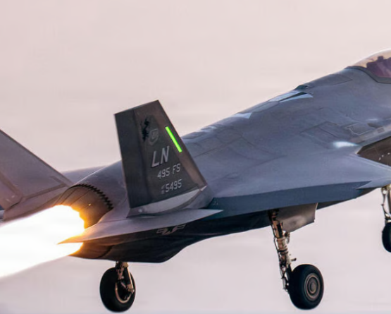 Avioni luftarak F-35 amerikan goditet nga zjarri iranian dhe bën ulje emergjente