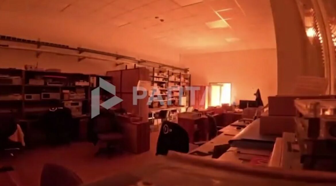 I vihet flaka magazinës së firmës së armëve e municioneve në Çeki (Video)