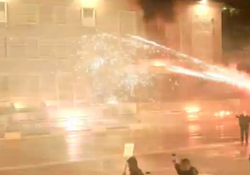 Përplasje në protestën e PD-së, hidhen molotovë drejt Kryeministrisë, policia përdor gaz lotsjellës dhe ujë