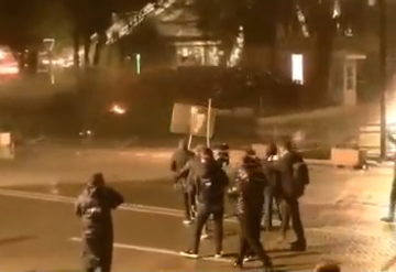 Pas Kryeministrisë, protestuesit sulmojnë me molotovë dy ministri