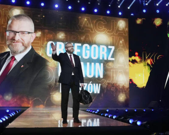 BE i heq imunitetin eurodeputetit polak që mohoi Holokaustin