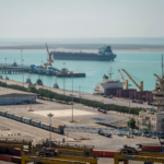 Irani lejon kalimin e anijeve me drithë përmes Hormuzit