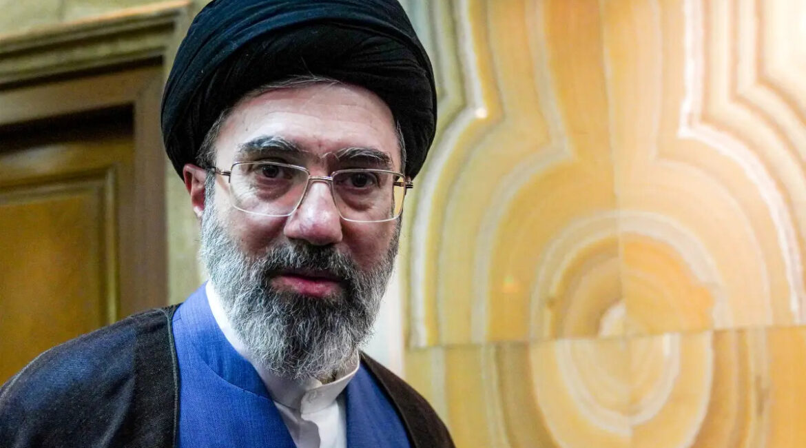 Udhëheqësi i ri i Iranit, Mojtaba Khamenei “i shpëtoi për një qime vdekjes”