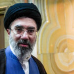 Udhëheqësi i ri i Iranit, Mojtaba Khamenei “i shpëtoi për një qime vdekjes”