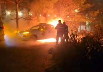 Protesta përshkallëzohet, molotovë drejt selisë së PS-së, digjet një makinë policie