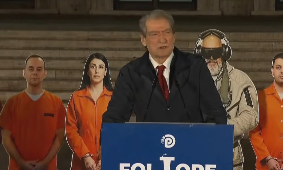 mbrojtja-e-ballukut-nga-organizata-kriminale-me-ne-krye-ramen-akti-me-poshterues-ndaj-shqiptareve