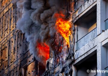 Zjarri te kompleksi pranë QSUT-të, asfikohen 7 qytetarë, ndërhyhet edhe nga ajri (Video)