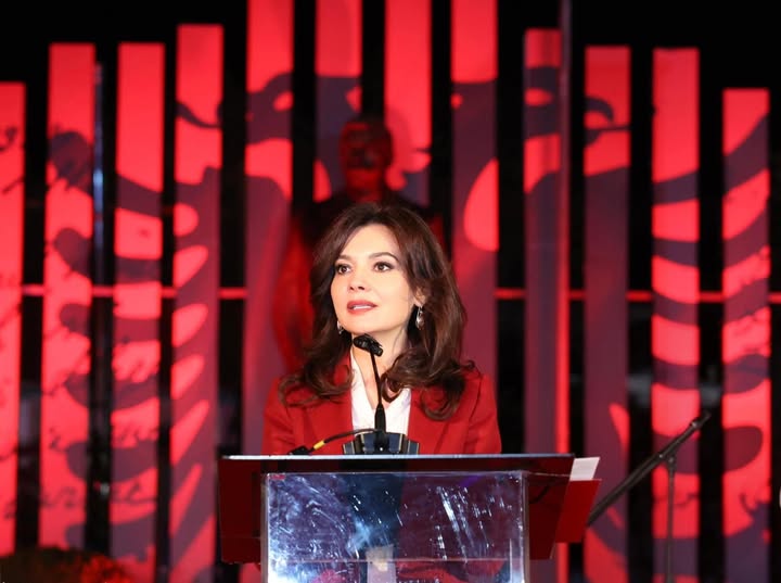 “Më përjashto” – Elisa Spiropali