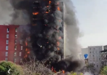 Tiranë/ Zjarr në kompleksin e banimit pranë QSUT-së, flakët përfshijnë fasadën e jashtme të pallatit