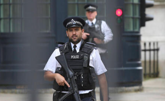 Alarm sigurie pranë ambasadës izraelite në Londër, policia heton për lëndë të rrezikshme