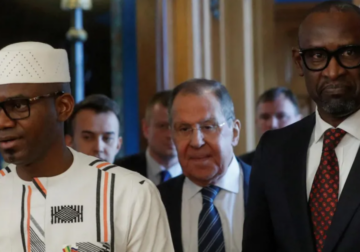 Ministri i Mbrojtjes së Malit vritet në një sulm vetëvrasës, vendi goditet nga valë sulmesh të koordinuara