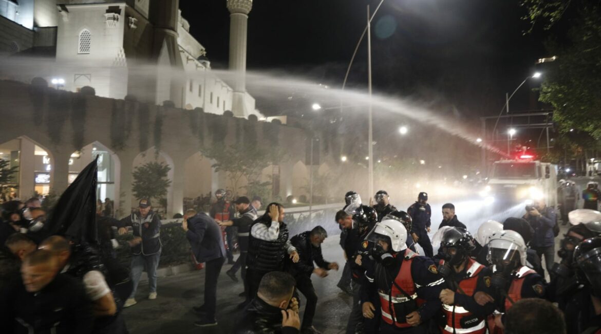 Protesta e opozitës mes fotosh