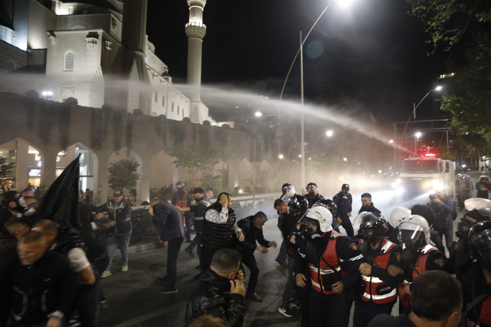Protesta e opozitës mes fotosh