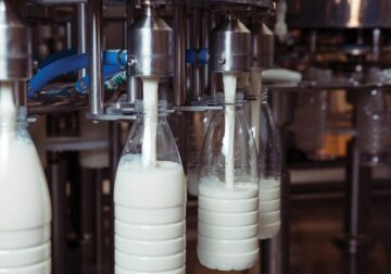 Nga 1 Maji shtrenjtohet plastika, përpunuesit e qumështit paralajmërojnë rritje kostosh për bulmetin