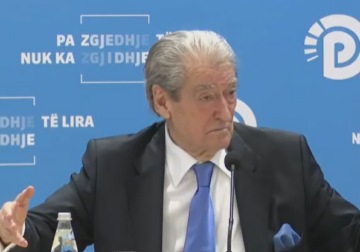 Berisha: Narko-banditë me uniformë i vënë shkelmin në fyt protestuesit paqësor