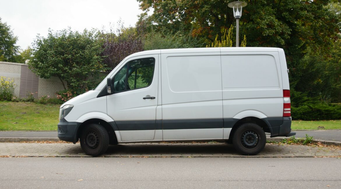 Babai në Francë mbajti të birin 9-vjeçar të mbyllur në furgon që prej 2024-ës, shpëtohet i mituri