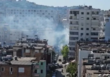 Zjarr pranë tregut të fruta-perimeve në Durrës, një i moshuar dërgohet në spital