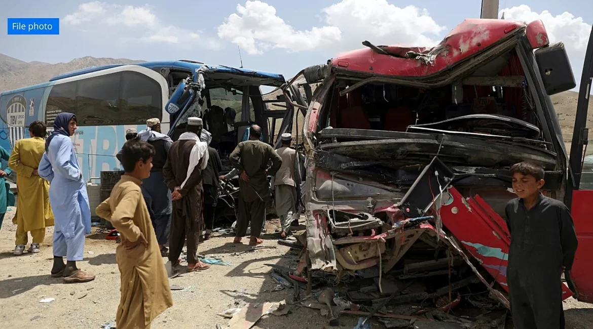 18 të vdekur dhe dhjetëra të plagosur pas përmbysjes së kamionit me refugjatë në Afganistan