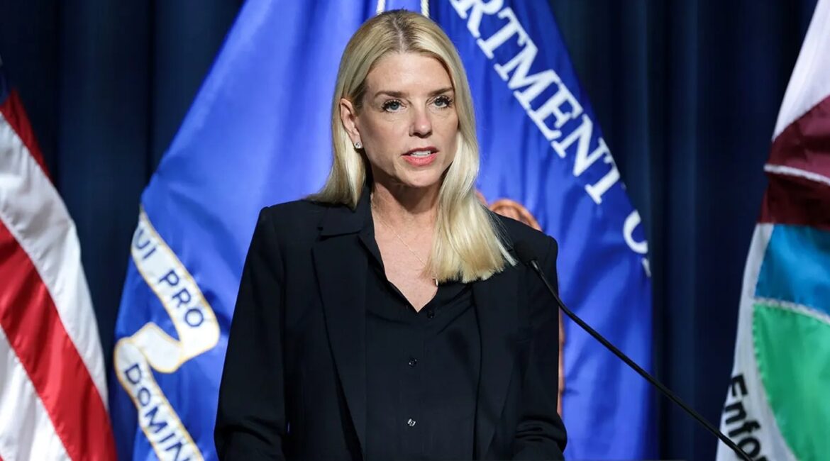 Pam Bondi u diagnostifikua me kancer të tiroides pas largimit nga detyra