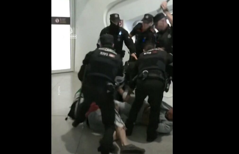Policia spanjolle rreh aktivistët e flotiljes së Gazës në aeroportin e Bilbaos (Video)
