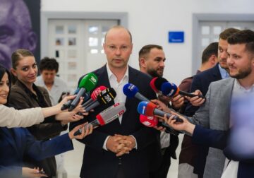 “Për shkak të numrit të lartë të votuesve do shtyojmë votimin në disa degë” – Kaso