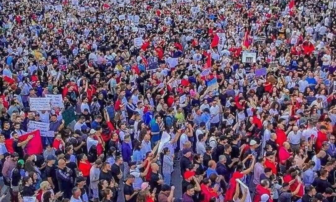 “Rama ik” – Mijëra qytetarë pushtojnë bulevardin në ditën e tetë të protestës (Foto/Video)