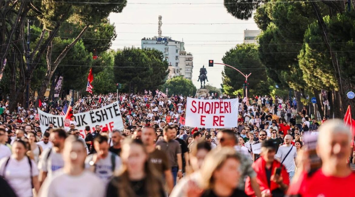 “S’tërhiqemi deri në dorëheqjen e Ramës” – Entuaziazëm, energji e vrull në ditën e nëntë të protestës