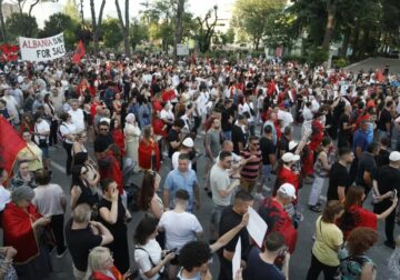“Rama dorëhiqu” – Mijëra qytetarë mblidhen para kryeministrisë në protestën e 16-të