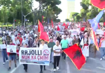 Protesta e tretë kundër projektit në Zvërnec, qytetarët mblidhen para Kryeministrisë