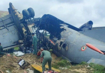 Pesë të vdekur nga rrëzimi i një avioni të Forcave Ajrore të Indisë