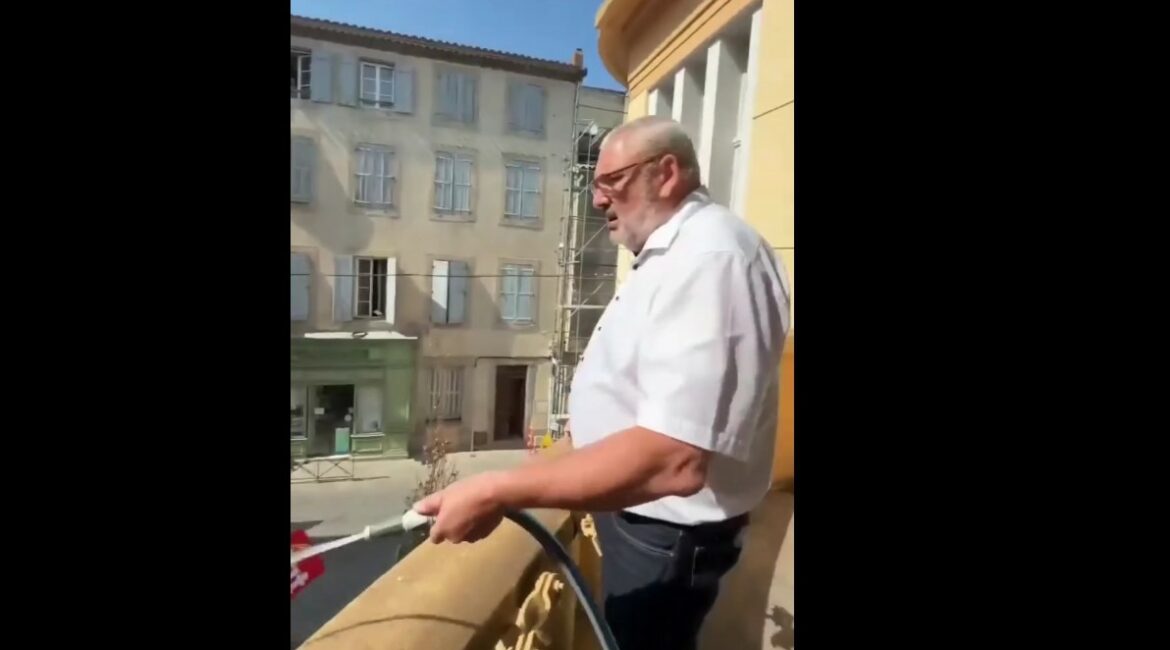 Kryebashkiaku në Francë nxjerr zorrën dhe lag protestuesit poshtë zyrës (Video)