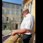 Kryebashkiaku në Francë nxjerr zorrën dhe lag protestuesit poshtë zyrës (Video)