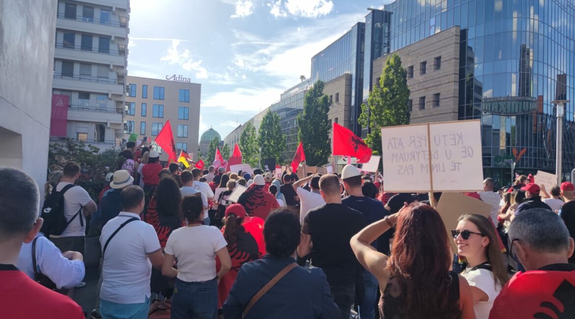 Dita e 14-të e protestës në Tiranë, protestave të diasporës u bashkohen edhe Nurenbergu e Rennes