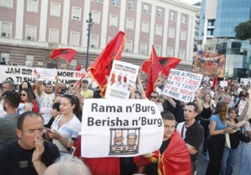 “Dorëheqje” – Pushtohet bulevardi, kërkohet largimi i Ramës