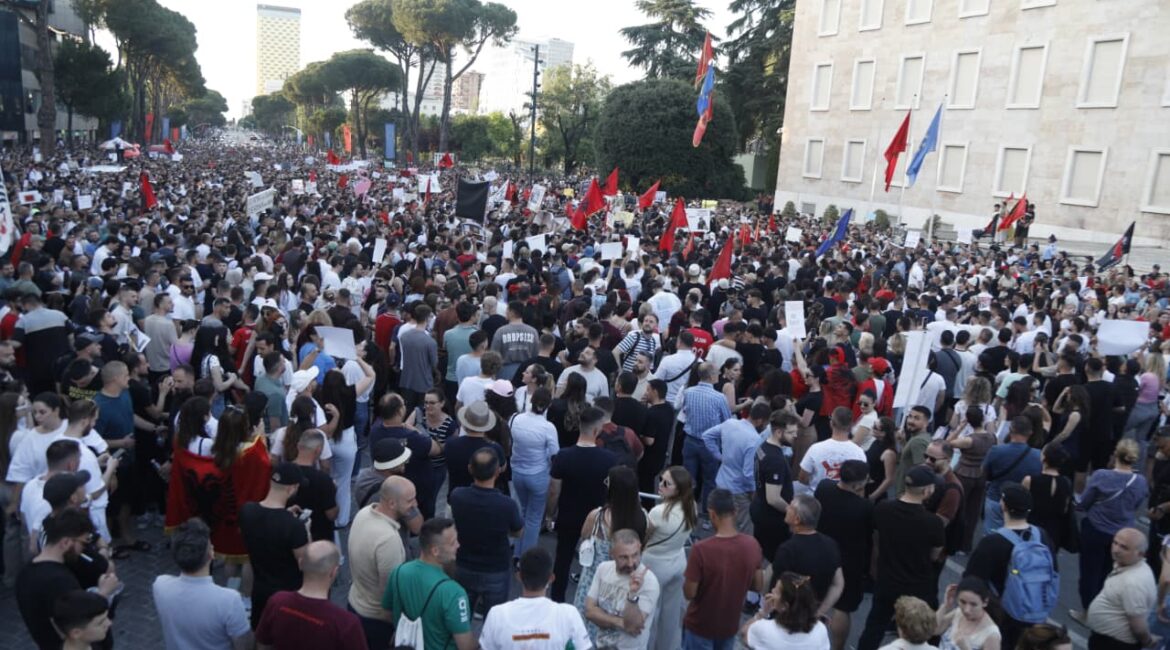 “Dorëhiqu” – Protesta para kryeministrisë mes fotosh e videosh