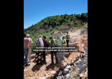 Banorët në Dardhë shkulën gardhin e hidrocentralit, bashkia pastron mbetjet (Video)