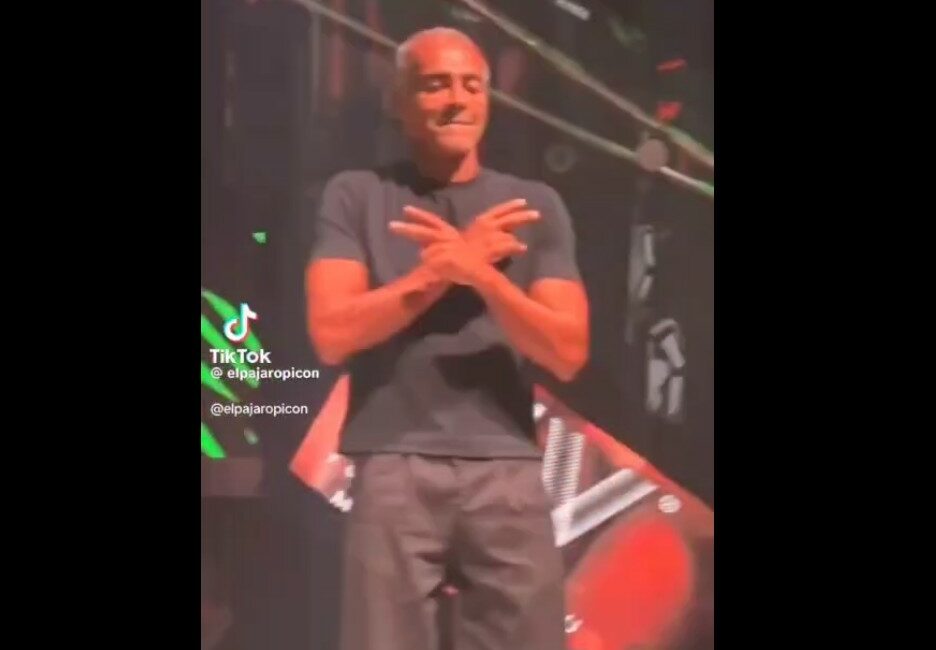 Romario shpalos talentin jashtë fushës, ngjitet në skenë e kërcen për qejf (Video)