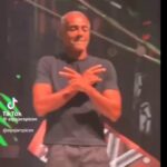 Romario shpalos talentin jashtë fushës, ngjitet në skenë e kërcen për qejf (Video)