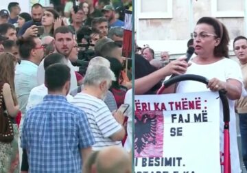 “Koha t’i japim fund tranzicionit 35-vjeçar” – Thirrja e qytetares në protestë