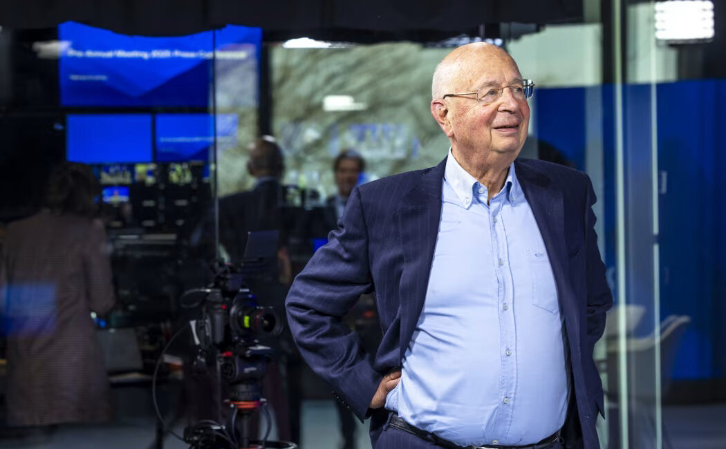 Themeluesi i Davosit Klaus Schwab planifikon rikthimin në Forumin Ekonomik Botëror