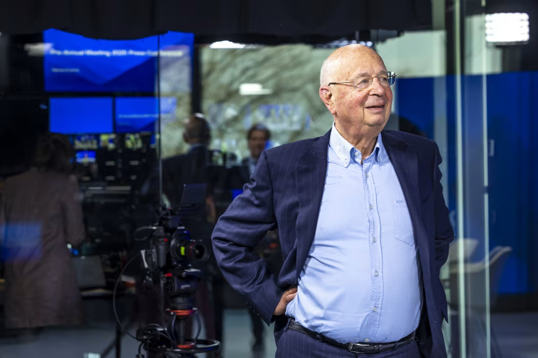 Themeluesi i Davosit Klaus Schwab planifikon rikthimin në Forumin Ekonomik Botëror