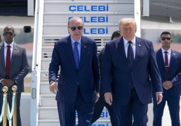 Trump mbërrin në Turqi për samitin e NATO-s, pritet me ceremoni zyrtare nga Erdogan – Video