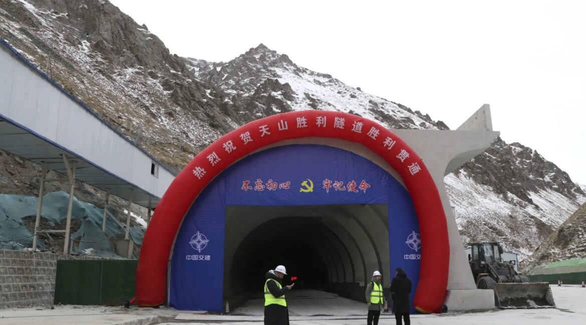 Kina drejt përfundimit të tunelit më të gjatë nënujor për makina (Video)