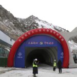 Kina drejt përfundimit të tunelit më të gjatë nënujor për makina (Video)